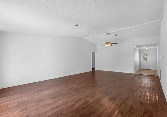 Photo 3 of Single family home for sale at 2006 Crestmont Cir, Missouri City, TX 77459 | MLS# 74623600 | Listing updated on 2026-09-12