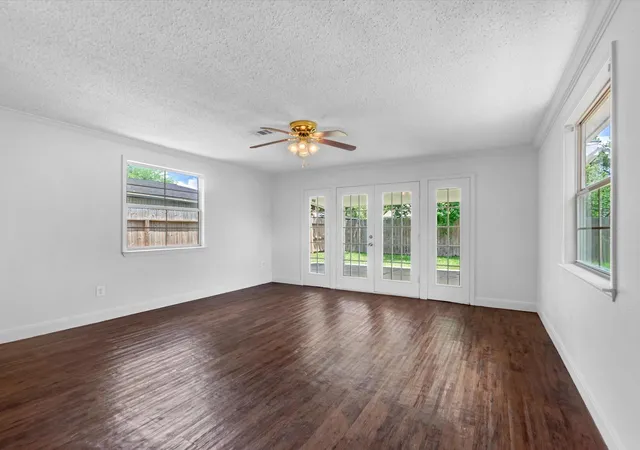 Photo 4 of Single family home for sale at 2006 Crestmont Cir, Missouri City, TX 77459 | MLS# 74623600 | Listing updated on 2026-09-12