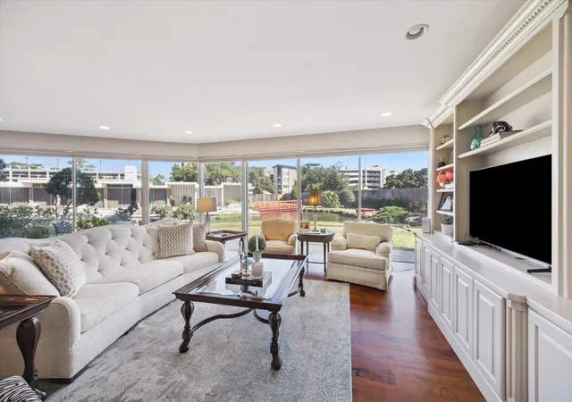 3rd image of 5050 Woodway Dr #2D, Houston, TX 77056 | MLS# 52534207