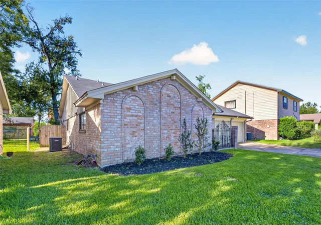 2nd image of 8430 Gallahad St, Houston, TX 77078 | MLS# 70287196