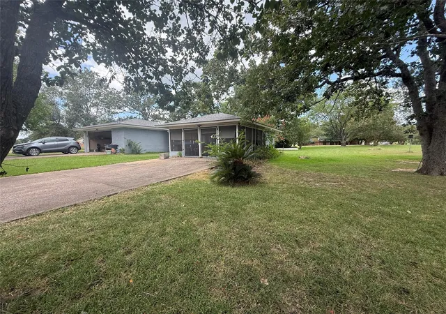 Photo 1 of Single family home for sale at 15 Meadow Lake Dr, Trinity, TX 75862 | MLS# 20447014 | Listing updated on 2026-08-28