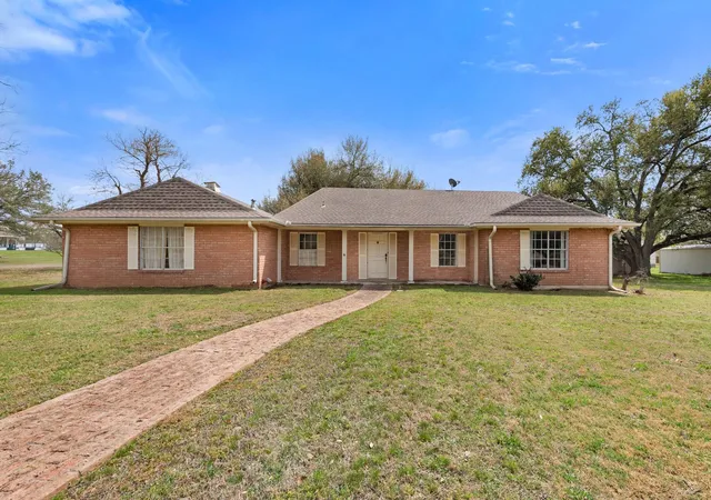 2nd image of 608 E Barton St, Calvert, TX 77837 | MLS# 77191292