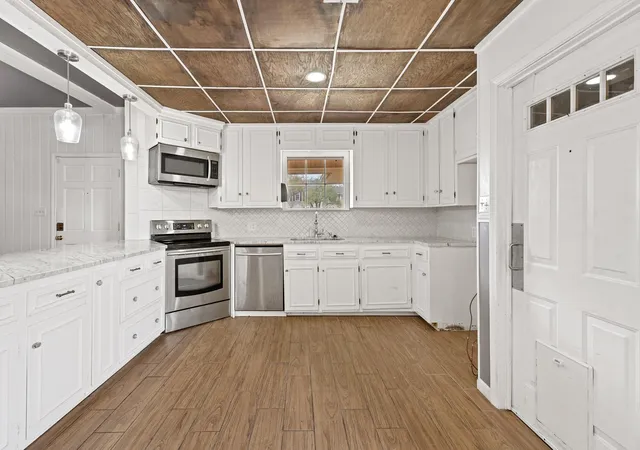 5th image of 608 E Barton St, Calvert, TX 77837 | MLS# 77191292