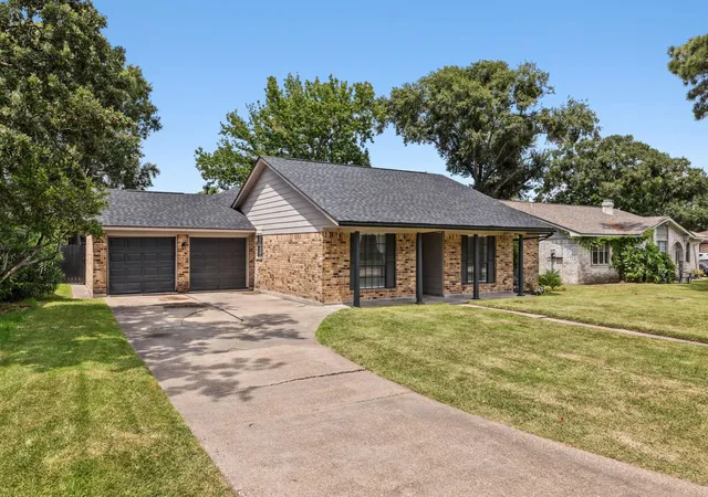 Photo 3 of Sale Pending at 3700 Kingsway Dr, Baytown, TX 77521 | MLS# 14469571 | Listing updated on 2026-09-19