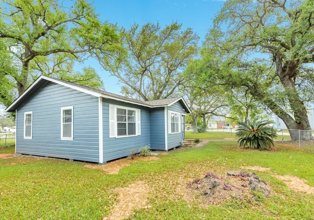 Homes for sale in Clute, TX | 837 Pin Money St, Clute, TX 77531 | MLS# 15884122