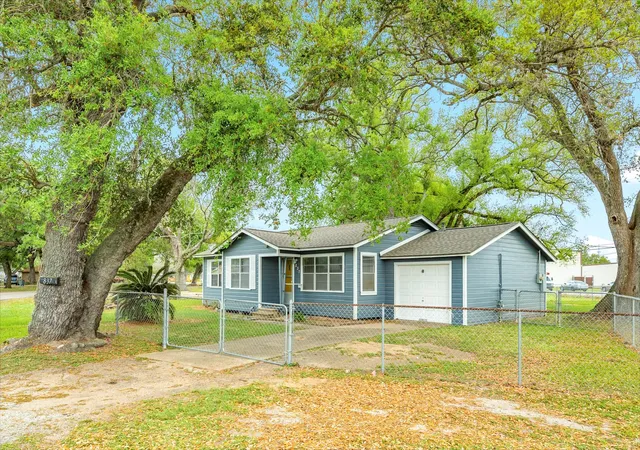 Homes for sale in Clute, TX | 837 Pin Money St, Clute, TX 77531 | MLS# 15884122