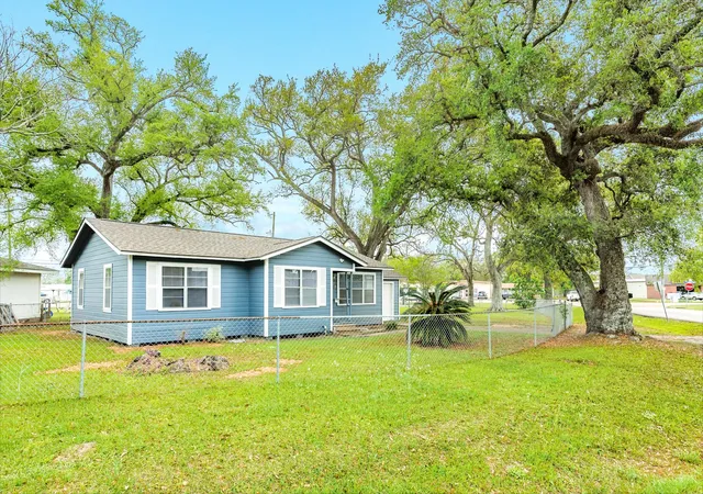 Homes for sale in Clute, TX | 837 Pin Money St, Clute, TX 77531 | MLS# 15884122