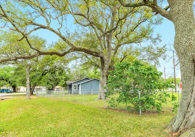 Homes for sale in Clute, TX | 837 Pin Money St, Clute, TX 77531 | MLS# 15884122