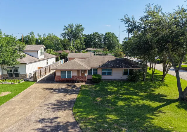 2nd image of 9602 Long Branch Ln, Houston, TX 77055 | MLS# 90211705
