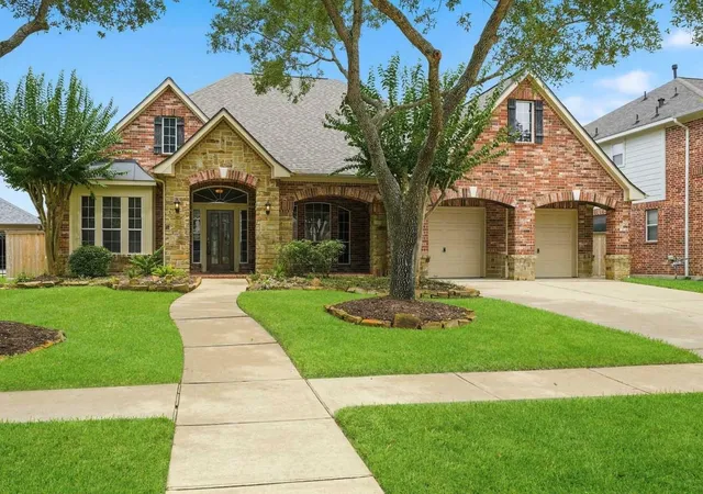 Homes for sale in Sugar Land, TX | 2107 Upland Shadows Dr, Sugar Land, TX 77479 | MLS# 26035456