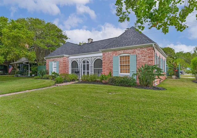 Photo 2 of Sale Pending at 4804 Crockett Blvd, Galveston, TX 77551 | MLS# 37157579 | Listing updated on 2026-09-11