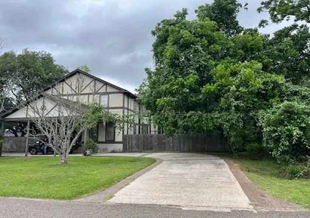2nd image of 310 W Stewart St, Willis, TX 77378 | MLS# 74005138