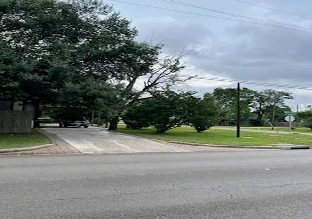 Photo 3 of Single family home for sale at 310 W Stewart St, Willis, TX 77378 | MLS# 74005138 | Listing updated on 2026-09-21