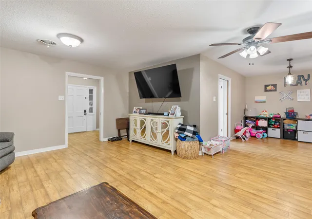 3rd image of 202 W West St, El Campo, TX 77437 | MLS# 79403564