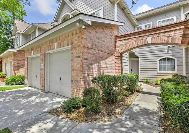 Photo 3 of Townhouse for sale at 2346 Summit Way Ct, Kingwood, TX 77339 | MLS# 31492405 | Listing updated on 2026-09-08