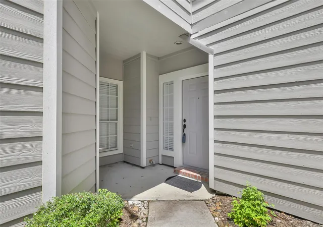 Photo 3 of Townhouse for sale at 2346 Summit Way Ct, Kingwood, TX 77339 | MLS# 31492405 | Listing updated on 2026-09-08