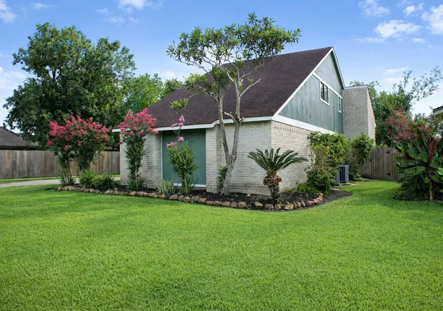 3rd image of 403 Banyan St, Lake Jackson, TX 77566 | MLS# 15641735