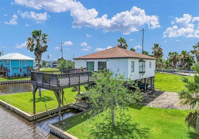 Photo 3 of Single family home for sale at 1571 Blue Water Dr, Freeport, TX 77541 | MLS# 74425427 | Listing updated on 2026-08-23