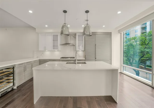 Photo 2 of Condo for sale at 2047 Westcreek Ln #302, Houston, TX 77027 | MLS# 8209190 | Listing updated on 2026-09-14