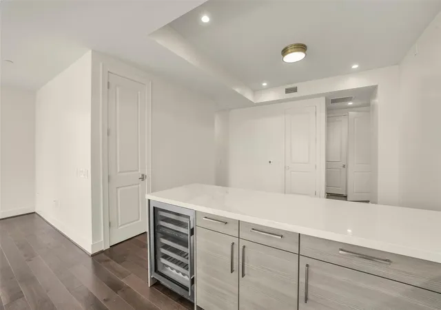 Photo 4 of Condo for sale at 2047 Westcreek Ln #302, Houston, TX 77027 | MLS# 8209190 | Listing updated on 2026-09-14