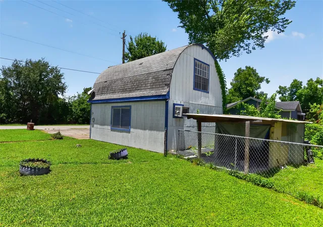 Listing Photo 5 - Condo for sale in building located at 1211 Beacon St, Houston, TX 77015 - Unit #10