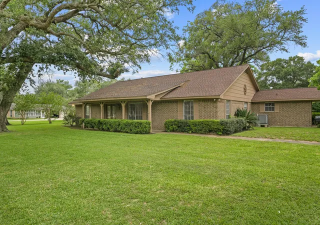 Homes for sale in Alvin, TX | 1655 E South St, Alvin, TX 77511 | MLS# 87834734