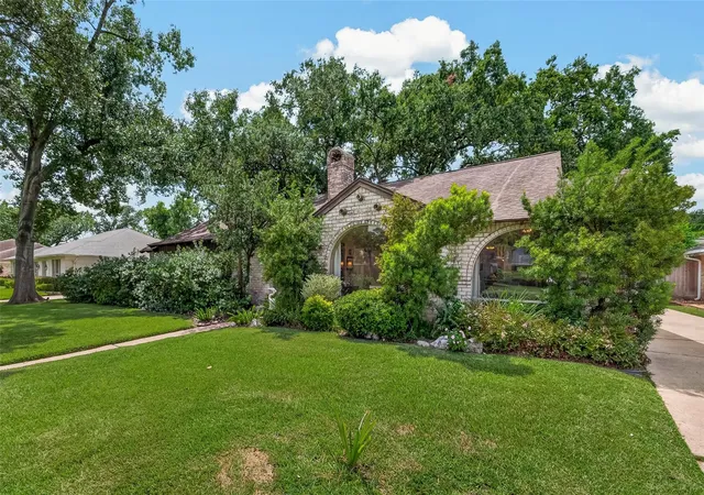 Photo 2 of Single family home for sale at 2623 Pomeran Dr, Houston, TX 77080 | MLS# 67563797 | Listing updated on 2026-09-20