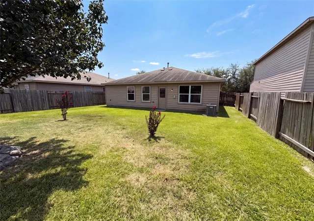 5th image of 907 Amaryllis Rd, Baytown, TX 77521 | MLS# 47906595