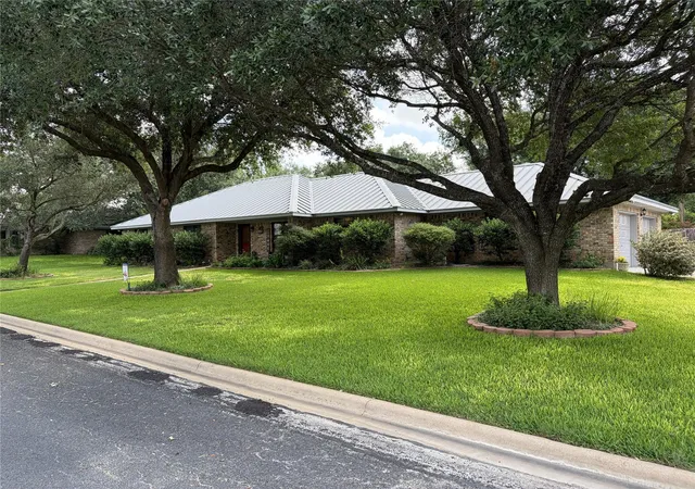 4th image of 108 Meadow Dr, Schulenburg, TX 78956 | MLS# 93610736