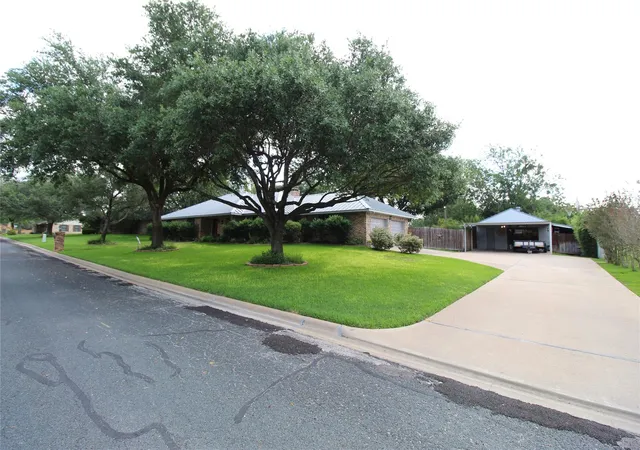 5th image of 108 Meadow Dr, Schulenburg, TX 78956 | MLS# 93610736