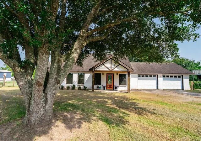 Photo 3 of Single family home for sale at 3015 Indian Acres St, Alvin, TX 77511 | MLS# 16250834 | Listing updated on 2026-09-14
