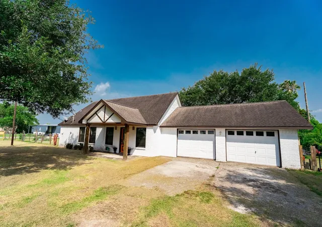 Photo 4 of Single family home for sale at 3015 Indian Acres St, Alvin, TX 77511 | MLS# 16250834 | Listing updated on 2026-10-09