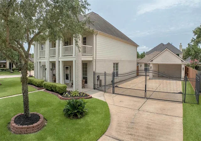 Photo 3 of Single family home for sale at 3612 Fir Holw Way, Pearland, TX 77581 | MLS# 74322733 | Listing updated on 2026-08-08