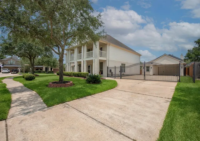 Photo 3 of Single family home for sale at 3612 Fir Holw Way, Pearland, TX 77581 | MLS# 74322733 | Listing updated on 2026-08-08