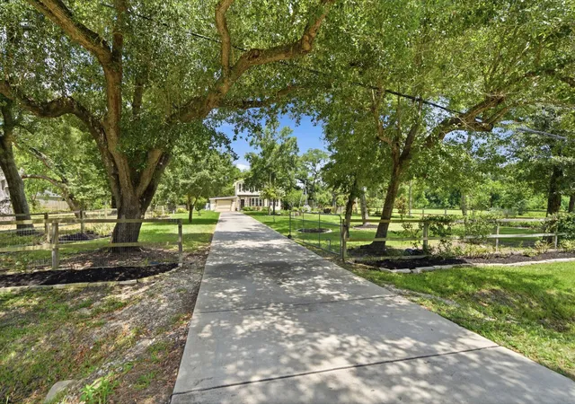 5th image of 5313 Palm Dr, Dickinson, TX 77539 | MLS# 86073509