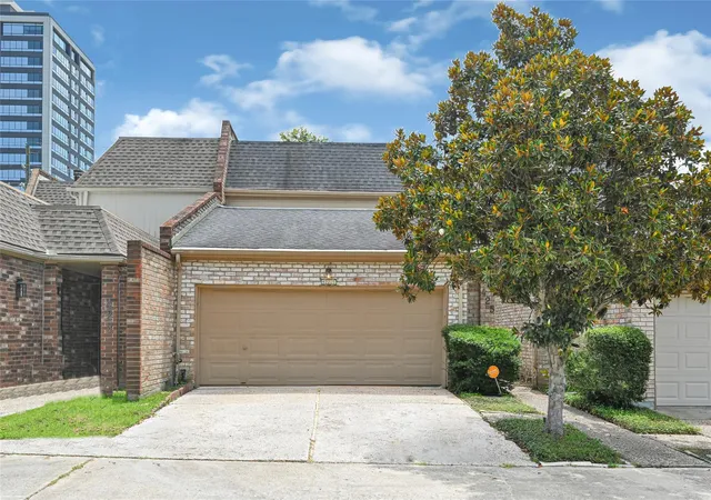 Photo 1 of Townhouse for sale at 425 E Fair Harbor Ln, Houston, TX 77079 | MLS# 76840841 | Listing updated on 2026-09-08