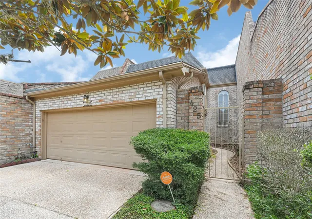 Photo 2 of Townhouse for sale at 425 E Fair Harbor Ln, Houston, TX 77079 | MLS# 76840841 | Listing updated on 2026-09-08