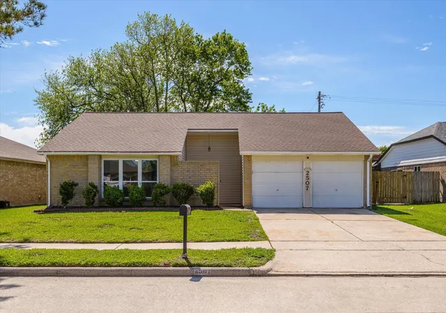 Homes for sale in Friendswood, TX | 2507 Kings Chapel Rd, Friendswood, TX 77546 | MLS# 54235393