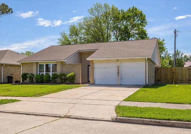 Homes for sale in Friendswood, TX | 2507 Kings Chapel Rd, Friendswood, TX 77546 | MLS# 54235393