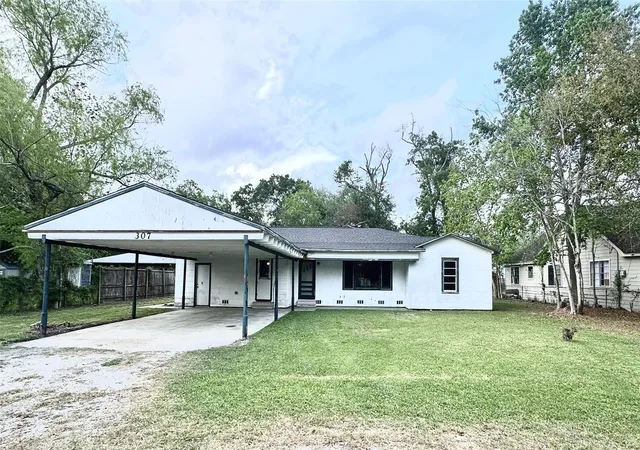 Homes for sale in Winnie, TX | 307 E Walnut Ave, Winnie, TX 77665 | MLS# 11177346