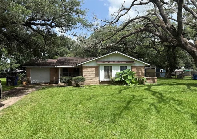 Photo 2 of Single family home for sale at 332 County Rd 698a, Angleton, TX 77515 | MLS# 39238038 | Listing updated on 2026-07-20