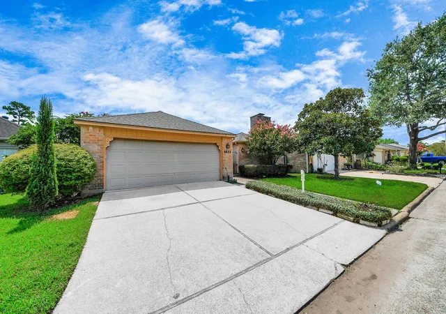 Photo 1 of Sale Pending at 6523 Oakland Hills Dr, Houston, TX 77069 | MLS# 97078772 | Listing updated on 2026-09-12