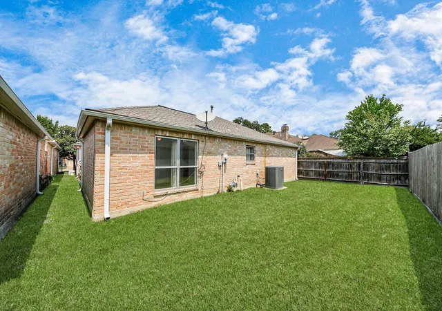 Photo 3 of Sale Pending at 6523 Oakland Hills Dr, Houston, TX 77069 | MLS# 97078772 | Listing updated on 2026-09-12