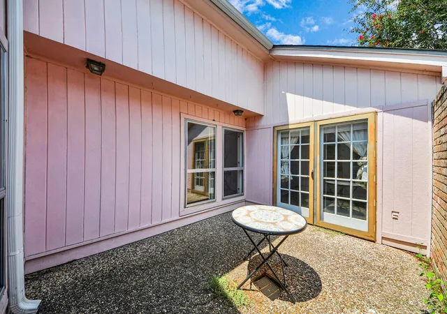 Photo 4 of Sale Pending at 6523 Oakland Hills Dr, Houston, TX 77069 | MLS# 97078772 | Listing updated on 2026-09-12
