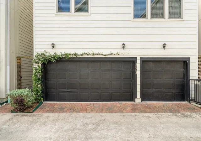 Photo 2 of Single family home for sale at 8668 Emnora Ln, Houston, TX 77080 | MLS# 86371748 | Listing updated on 2026-09-11