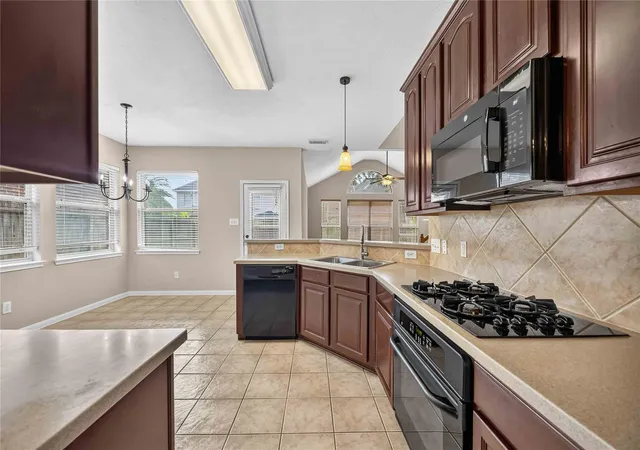 Photo 3 of Sale Pending at 19038 Runners Ln, Humble, TX 77346 | MLS# 10349615 | Listing updated on 2026-08-20