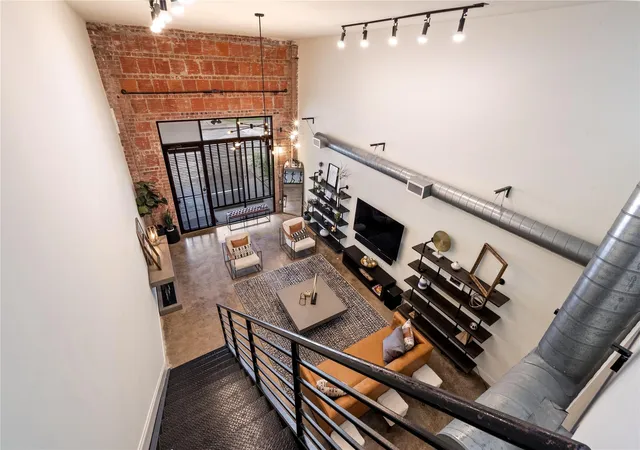 Listing Photo 5 - Condo for sale in building located at 1601 W Webster St, Houston, TX 77019 - Unit #7