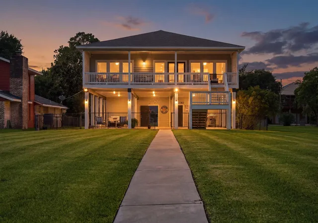 4th image of 2534 Cliff Dr, Dickinson, TX 77539 | MLS# 95228755