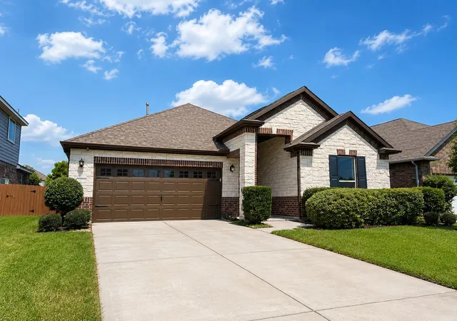 Photo 2 of Sale Pending at 15515 Amber Manor Ln, Houston, TX 77044 | MLS# 11332277 | Listing updated on 2026-09-19