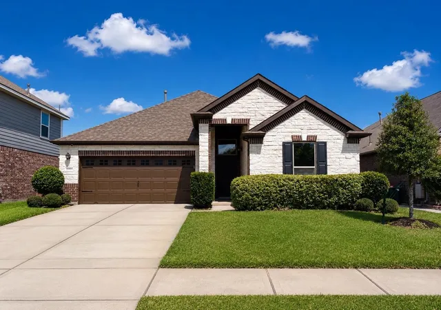 Photo 3 of Sale Pending at 15515 Amber Manor Ln, Houston, TX 77044 | MLS# 11332277 | Listing updated on 2026-09-19